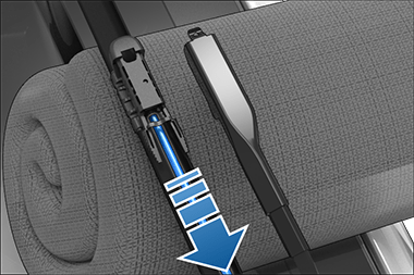 雨刮器片下方叠放着毛巾，蓝色箭头指向外侧，指示如何断开雨刮器软管